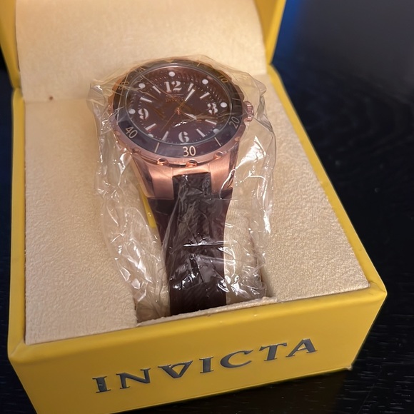 Invicta Women’s maroon rubber band with rose gold - Picture 2 of 7